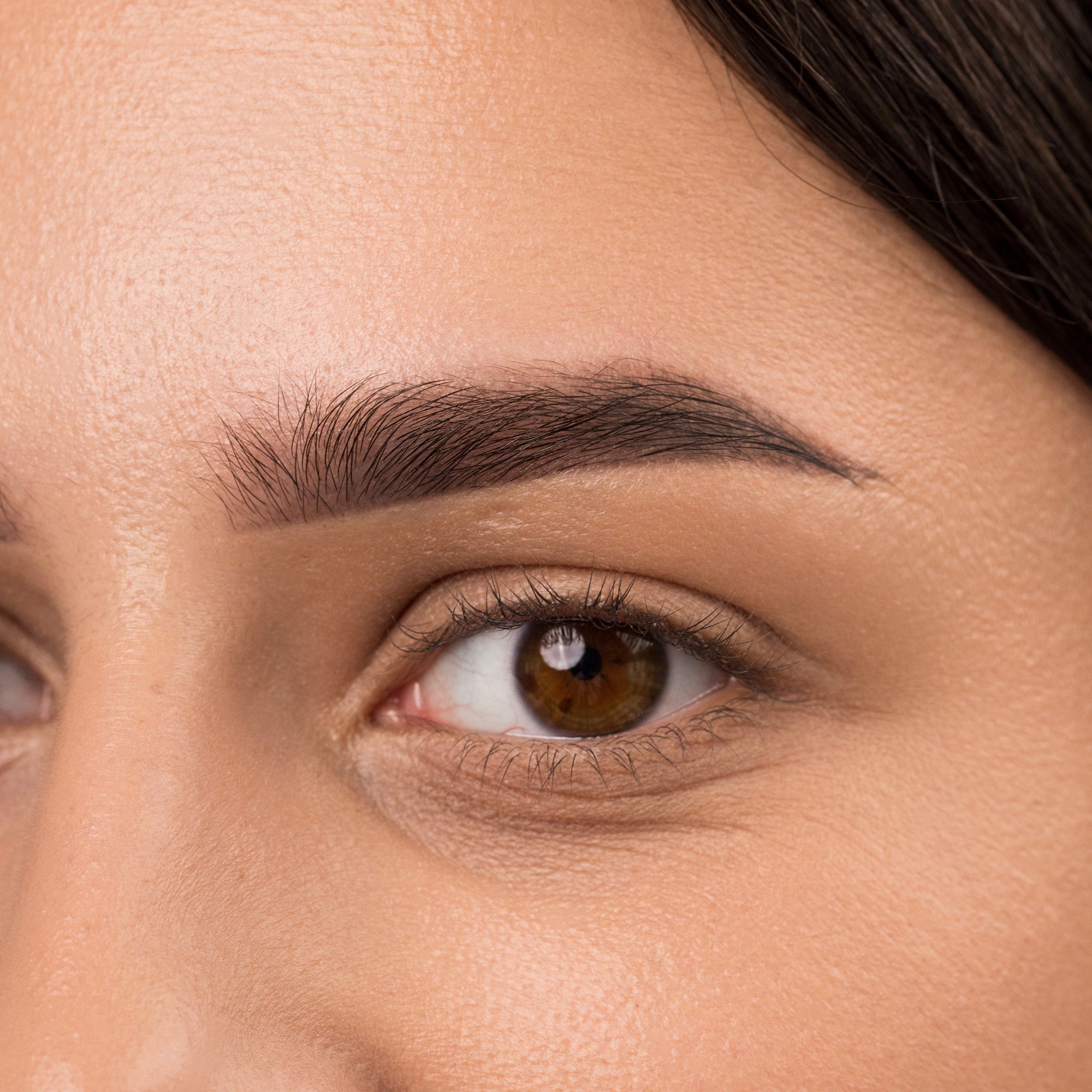 Ombre brows cicatrizadas tras un solo procedimiento, con retención uniforme del pigmento y resultado natural