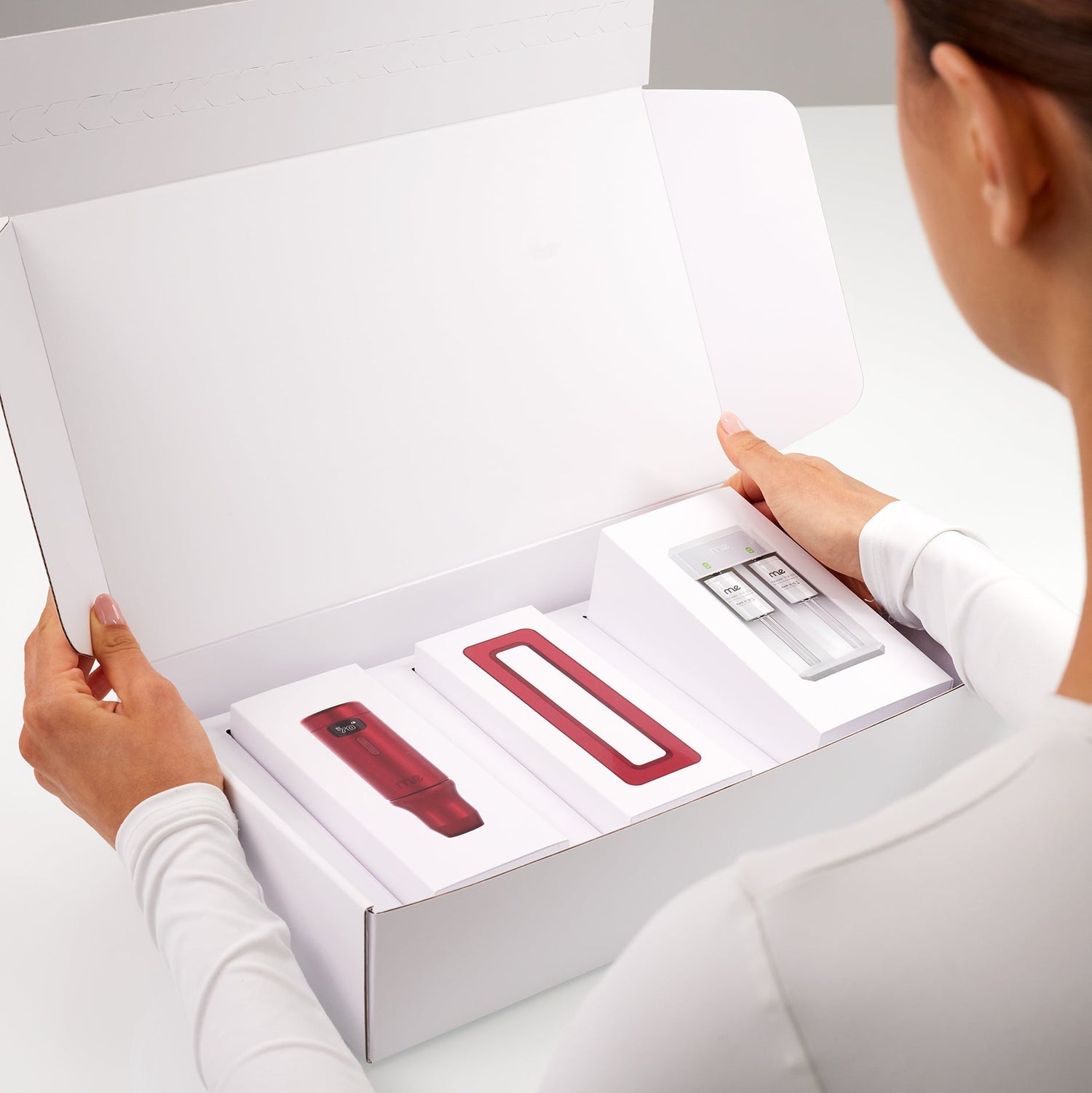 Artista de PMU abriendo el kit de inicio de la máquina de micropigmentación ME™