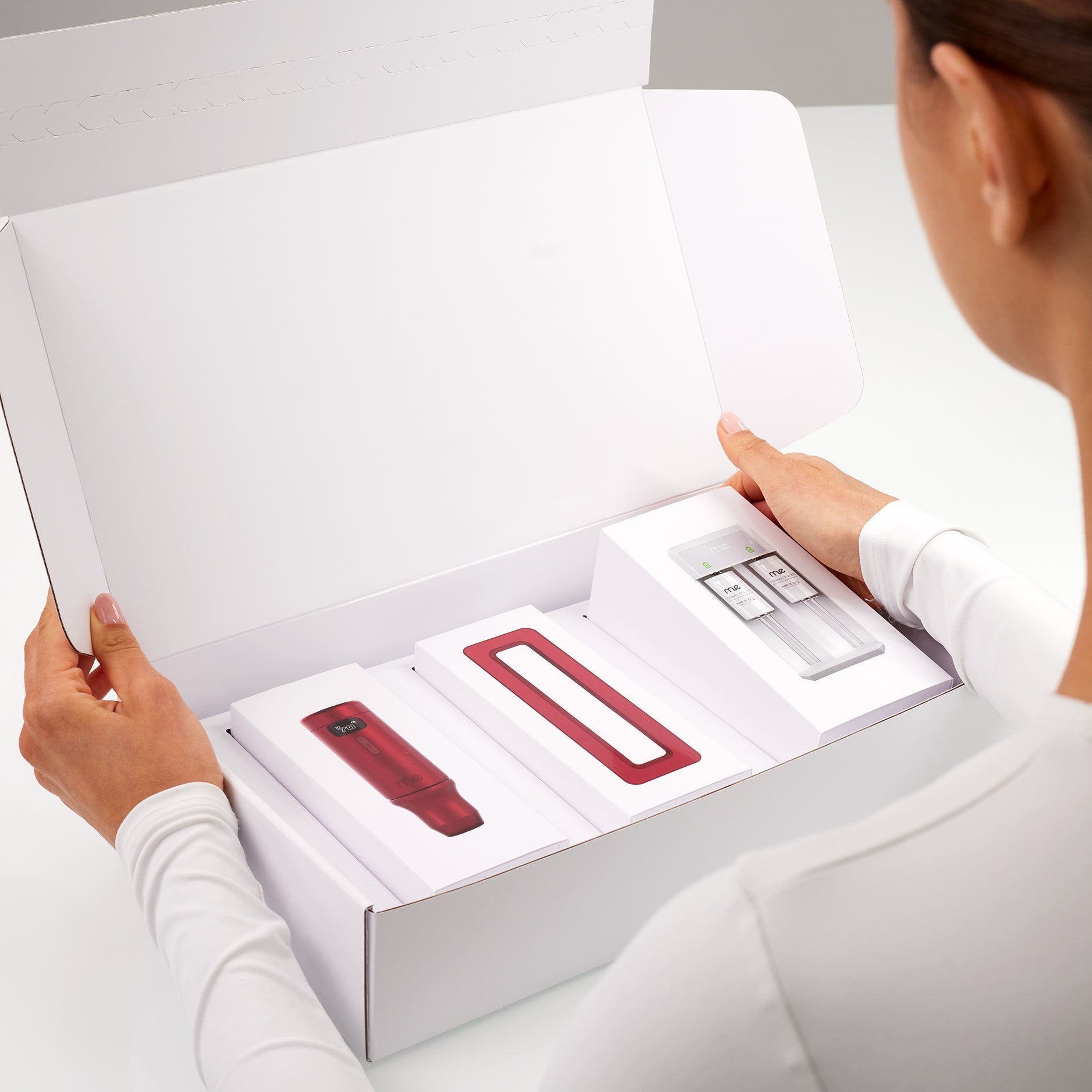 Artista de PMU abriendo el kit de inicio de la máquina de micropigmentación ME™